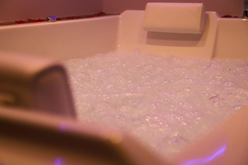 Love Room Unique - Sauna / Jacuzzi Charleville-Mézières Kültér fotó
