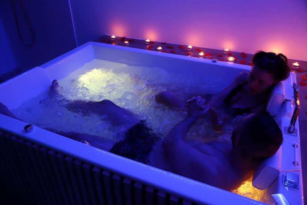 Love Room Unique - Sauna / Jacuzzi Charleville-Mézières Kültér fotó